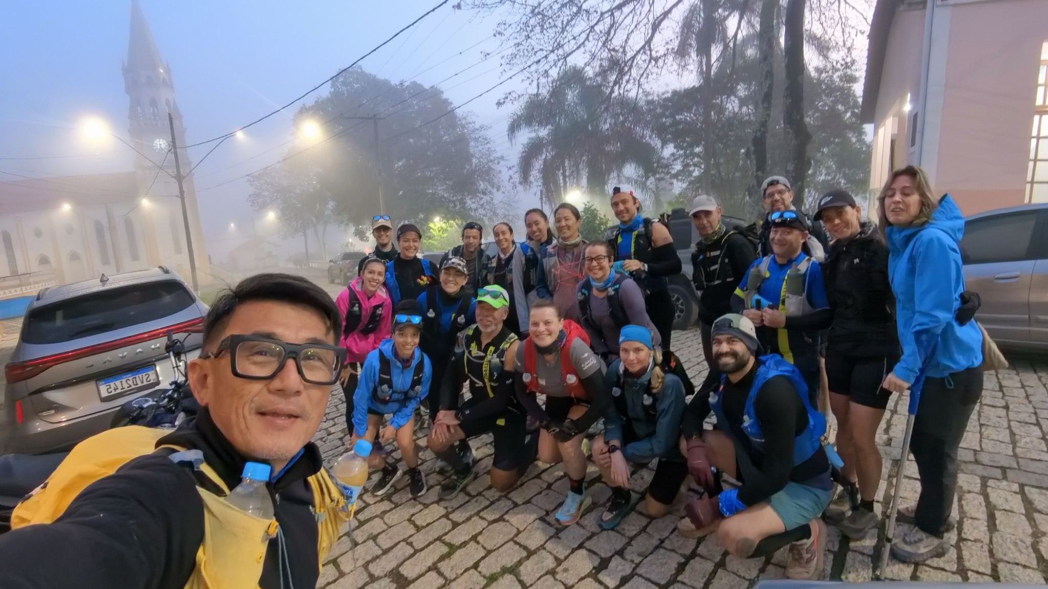 Grupo de atletas UPFITRAIL reunido antes de um treino em manhã de neblina