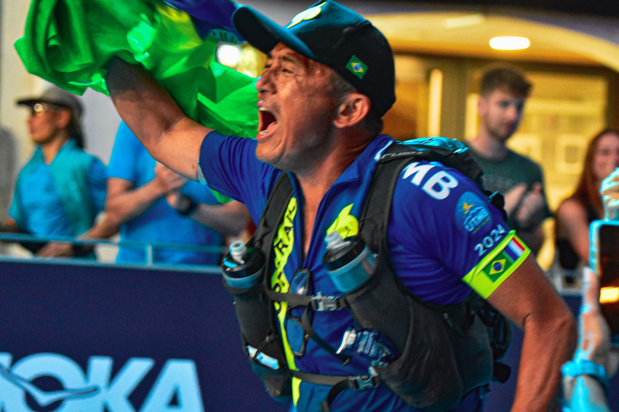 Atleta UPFITRAIL celebrando uma chegada no UTMB Mont-Blanc