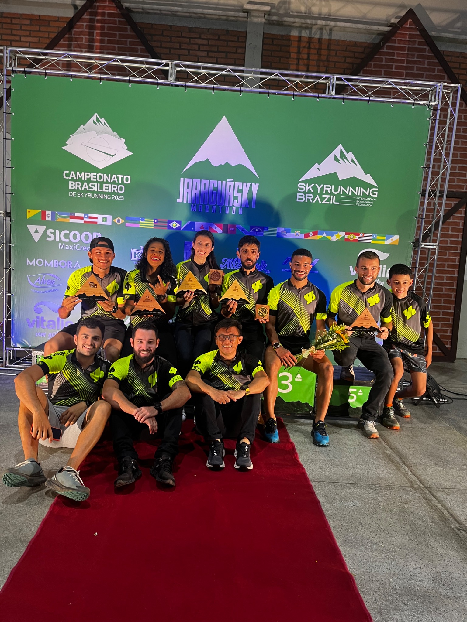 Equipe UPFITRAIL com troféus no Campeonato Brasileiro de Skyrunning